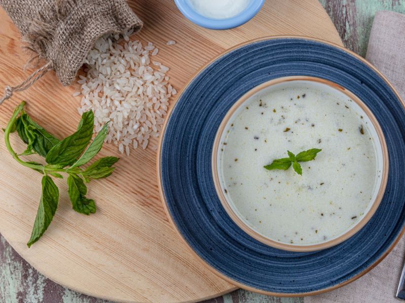 Yoğurdu un ve yumurta ile bağlamak