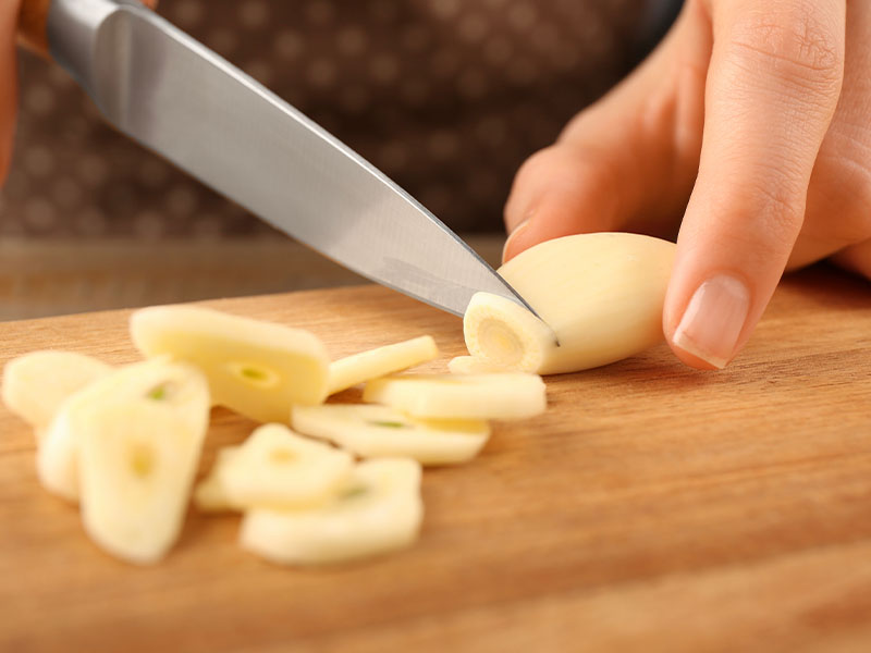 Elma, ağız içindeki tükürük üretimini artırdığı için de kokuyu azaltmaya katkı sağlar