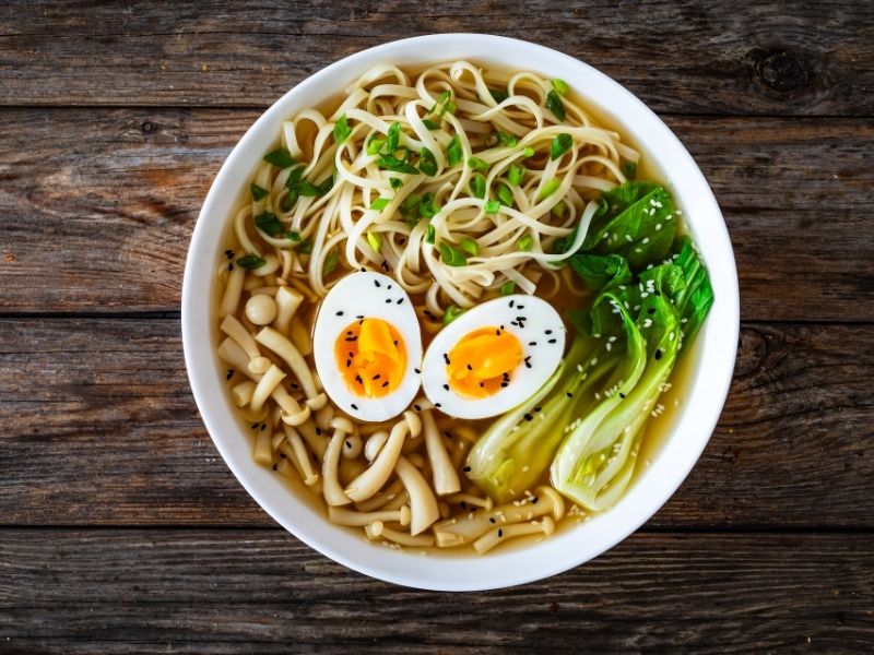  Ramen (Ev Yapımı Erişte ve Et Suyu ile)