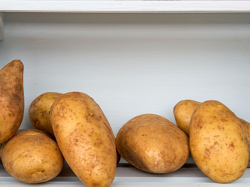 Patatesleri doğrayın veya bütün bırakın