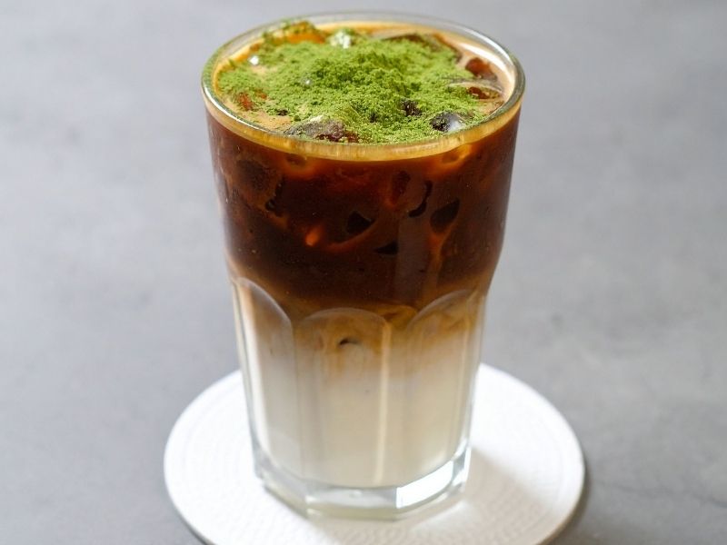 Buzlu Bardakta Muz Aromalı Cold Brew Ve Matcha