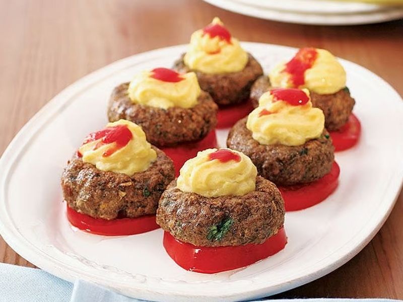 Köftenin Üzerinde Dağılmayan Pürüzsüz Patates Katmanı