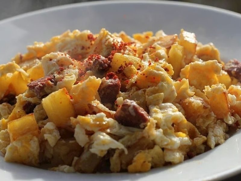 Patatesli Sucuklu Yumurta Tarifi