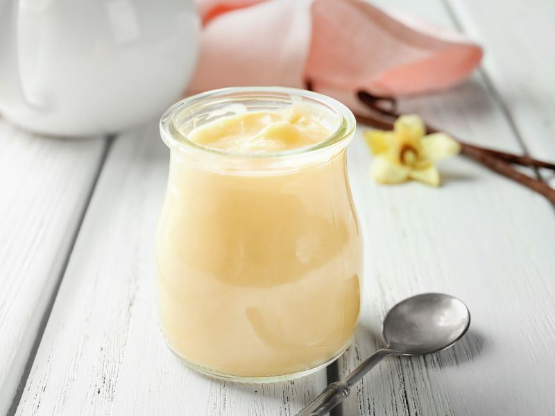 Damla sakızı miktarı genellikle 1 litre süt için 1-2 küçük parça (yaklaşık 0,3-0,5 gram) olmalıdır