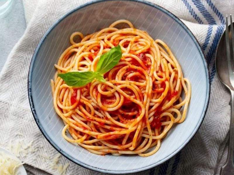 Biber salçası makarnaya güçlü ve aromatik bir lezzet katar