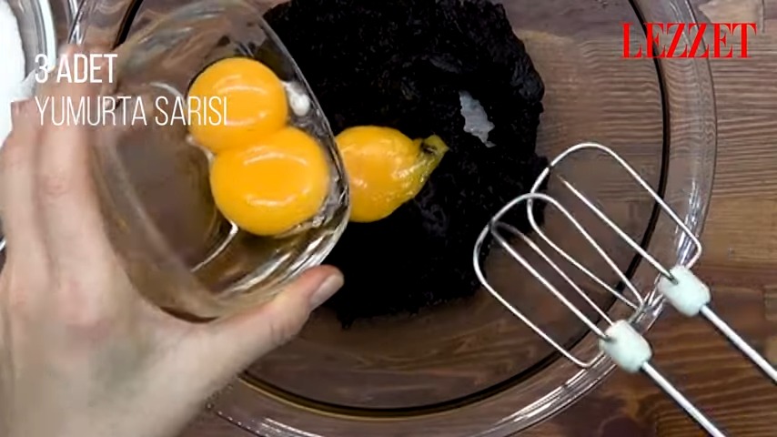 çikolatalı karışıma eklenen yumurta