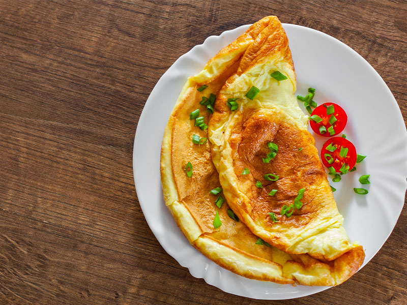 Yumurtaları uygun bir kapta çırpmak