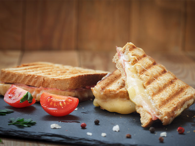 Domatesli Kaşarlı Tost