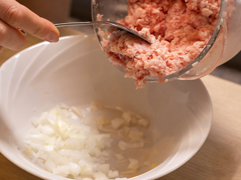 Köfteyi çok sıkı yoğurmamak