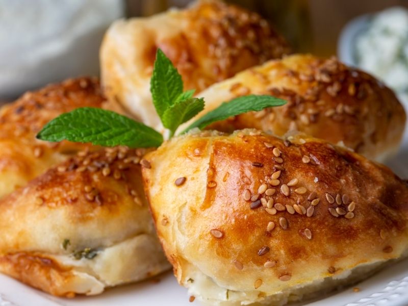 Poğaçaların Yüzeyi Altın Sarısı Tonuna Ulaşır