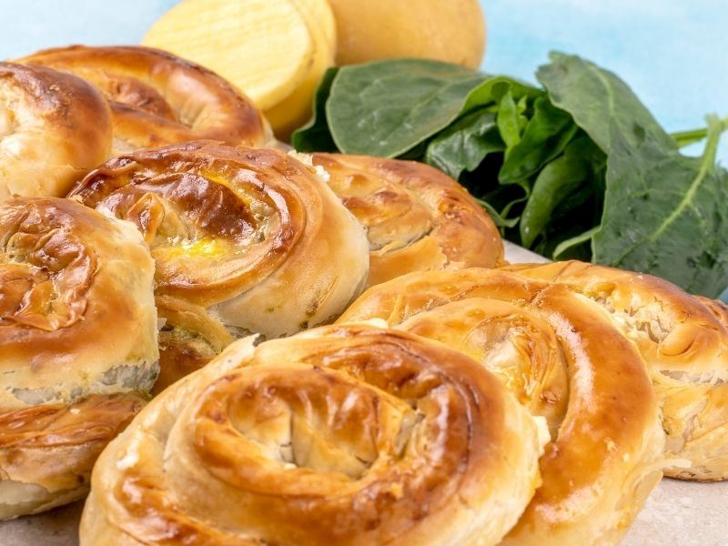 Zarif Sunumuyla Kıymalı Gül Böreği