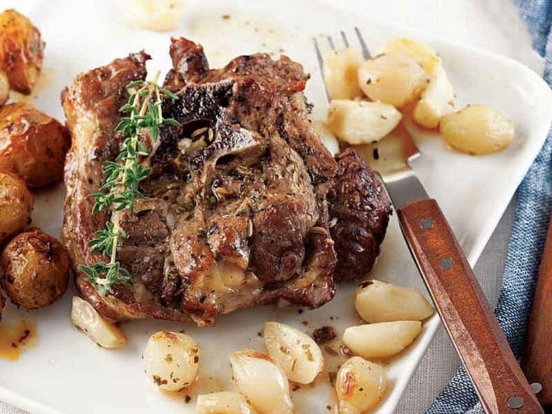 Fırında Ağır Ağır Kızaran Güveç Ve Kuyu Kebabı 