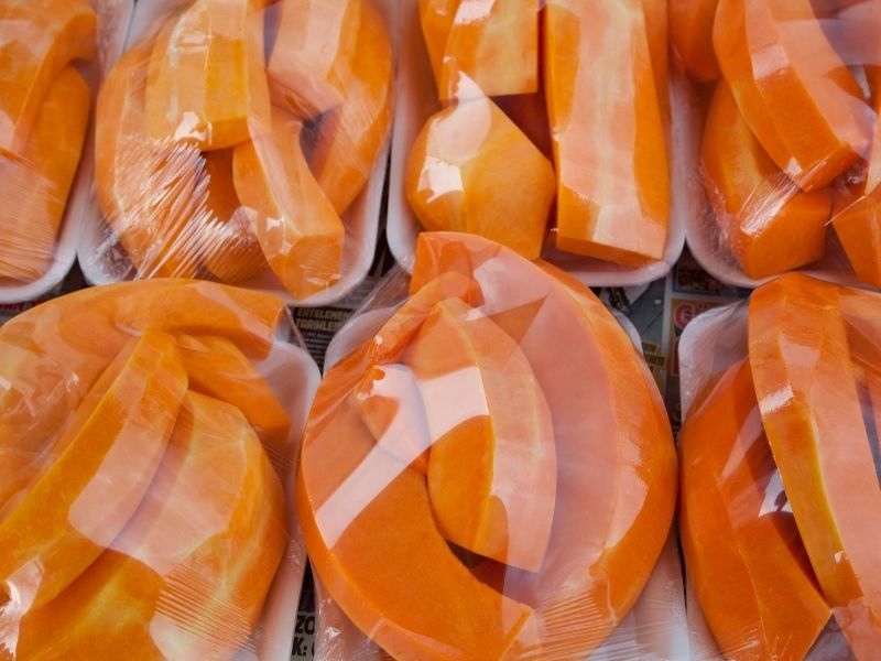 Plastik Ambalajlı Ve Önceden Küp Doğranmış Balkabaklarını İnceleyin