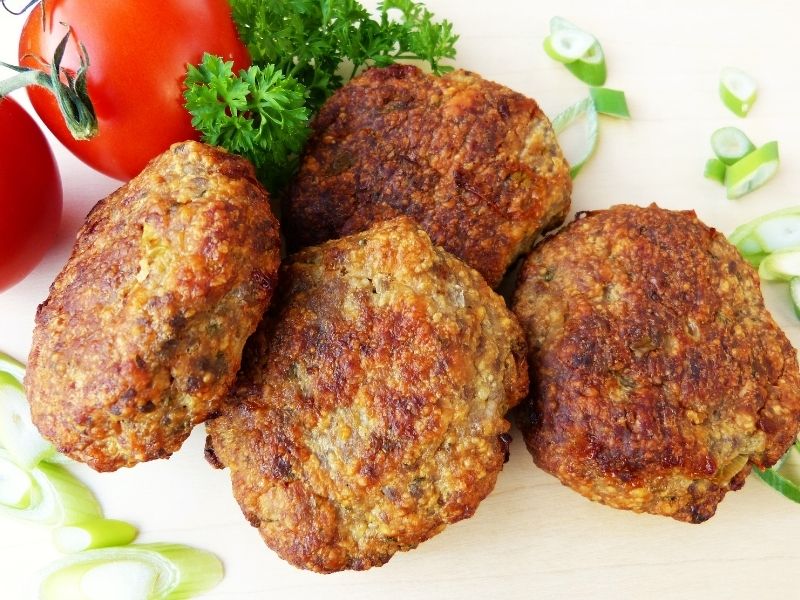 Çözdürmeden Pişirilen Lokum Köftelerin Sunumu