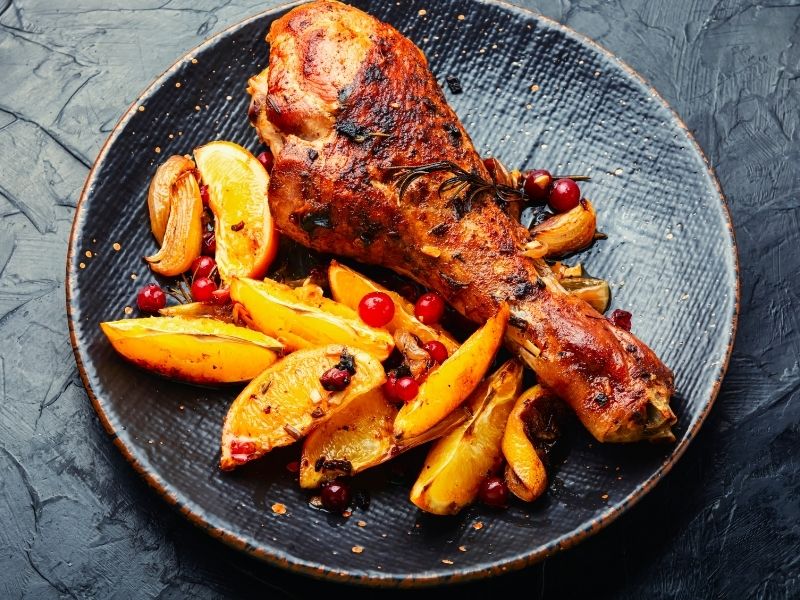 Fırında Parça Hindi: Yağlı Kağıt Ve Sebze Yatağı