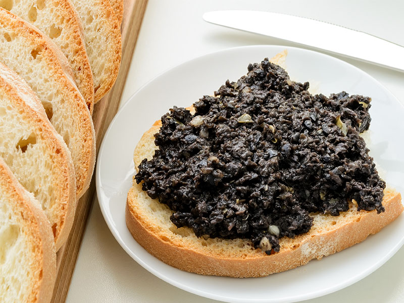 Zeytinleri önceden tuzlu suda bekletin