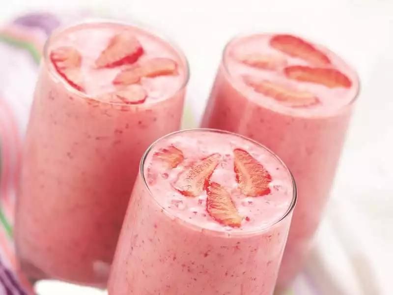 çilekli ve kremalı smoothie