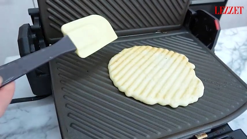 tost makinesinde pişen waffle