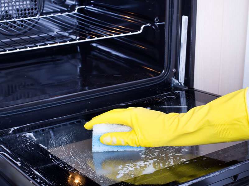 Kapağı düz bir yüzeye koyup camı detaylı şekilde temizleyin