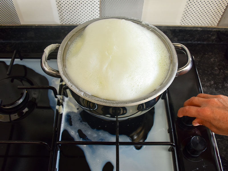 Taşmayı Önleyen Kaşık veya Tahta Kullanın