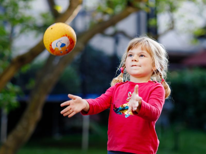 topla oynayan çocuk