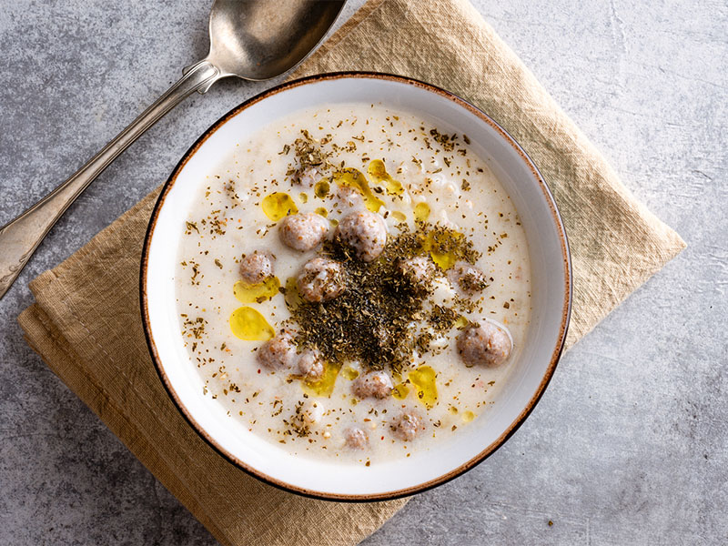 Köfteleri Kaynar Çorbaya Yavaşça Ekleyin