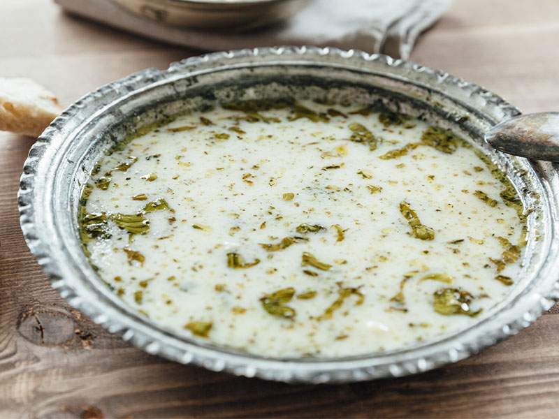 Yoğurdu ve unu iyice karıştırın