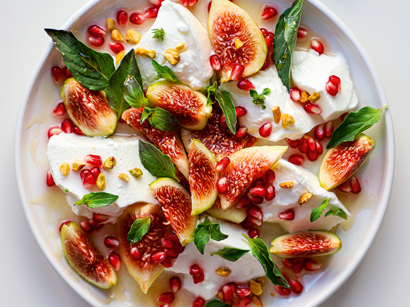 Taze İncirli ve Burrata Peynirli Salata