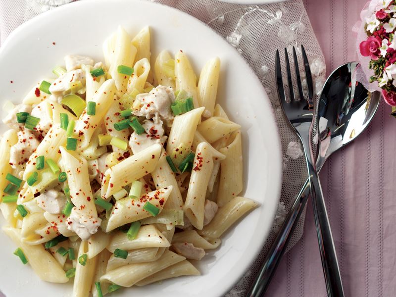 Kremalı ve Tavuk Etli Makarna