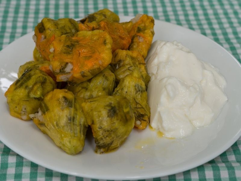 Zeytinyağı İle Servis Edilen Kabak Çiçeği Dolmaları