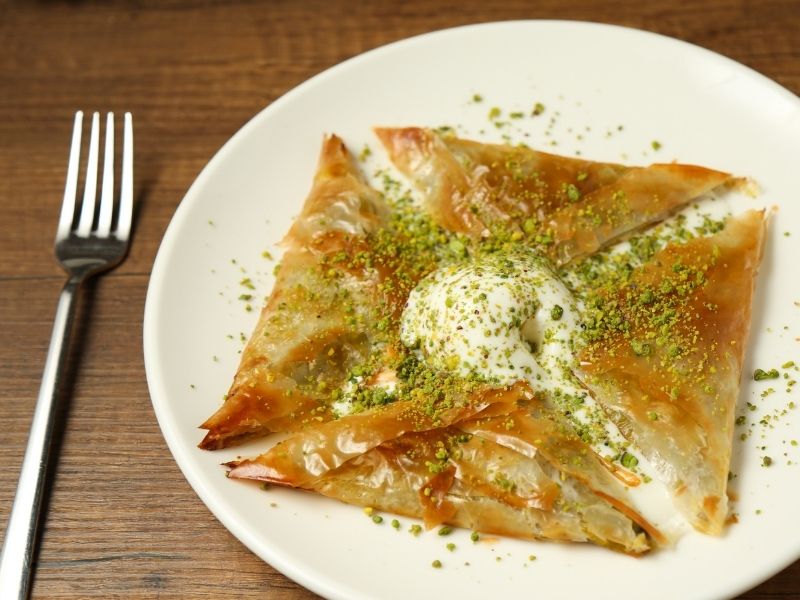 Baklava Yufkalarının Hazırlanışı Ve Yağlama Aşaması