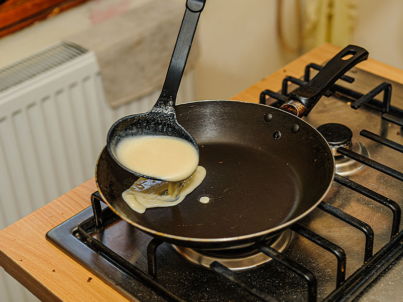 Geniş Spatula ile Tek Hamlede Çevirin
