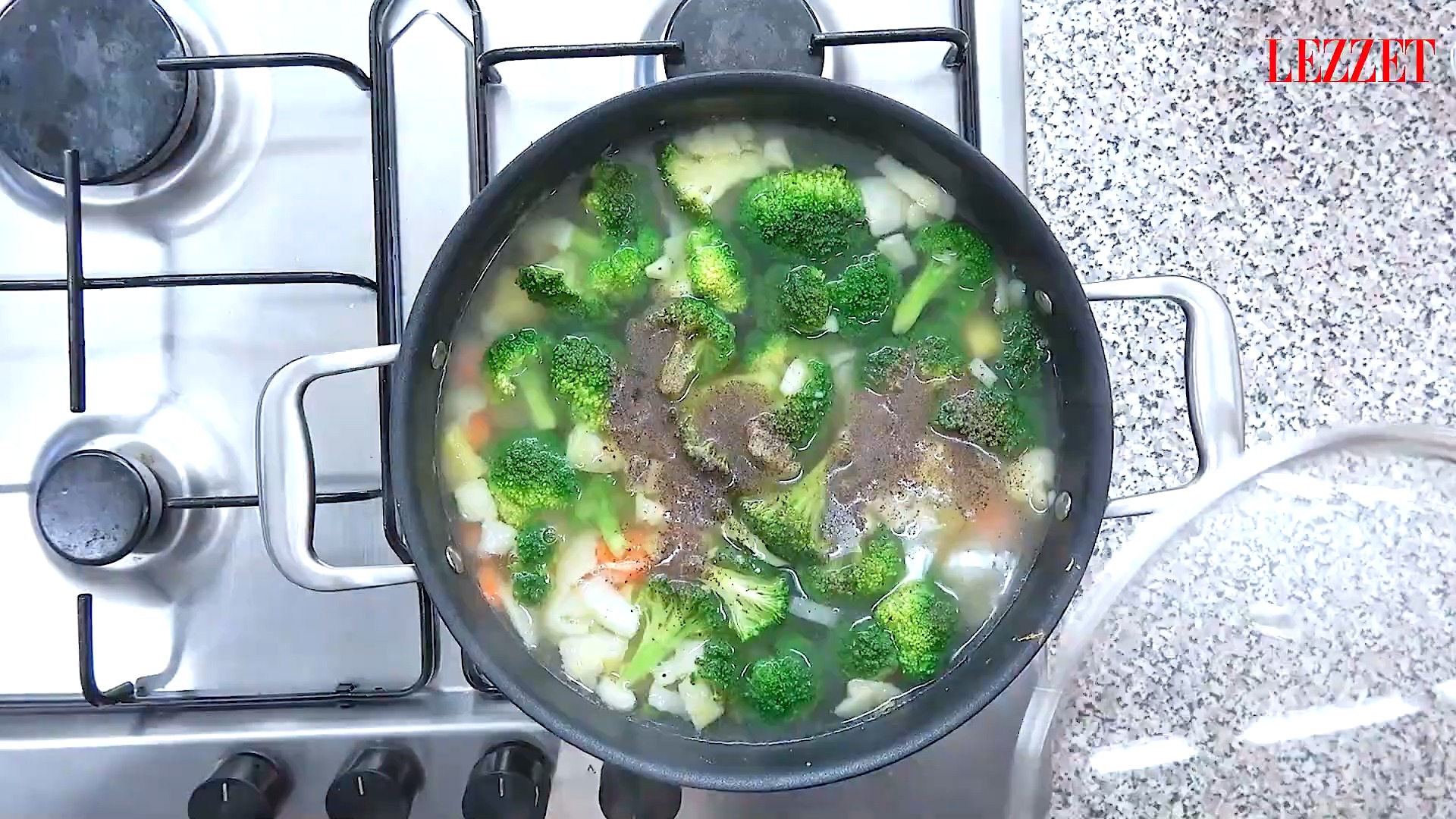 tencerede brokoli çorbası