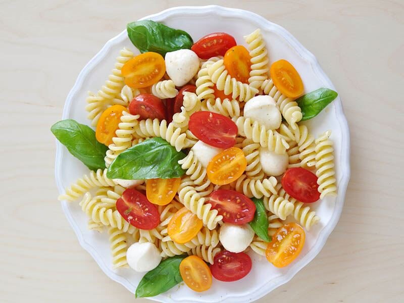 caprese makarna salatası