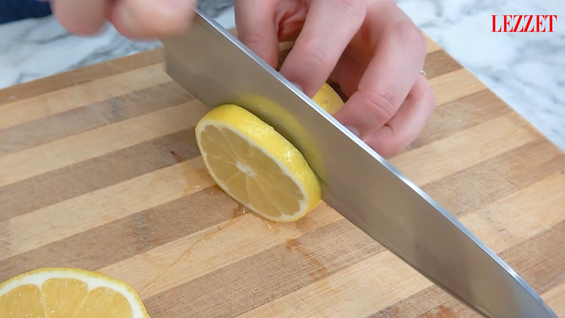 halka şeklinde doğranan limon