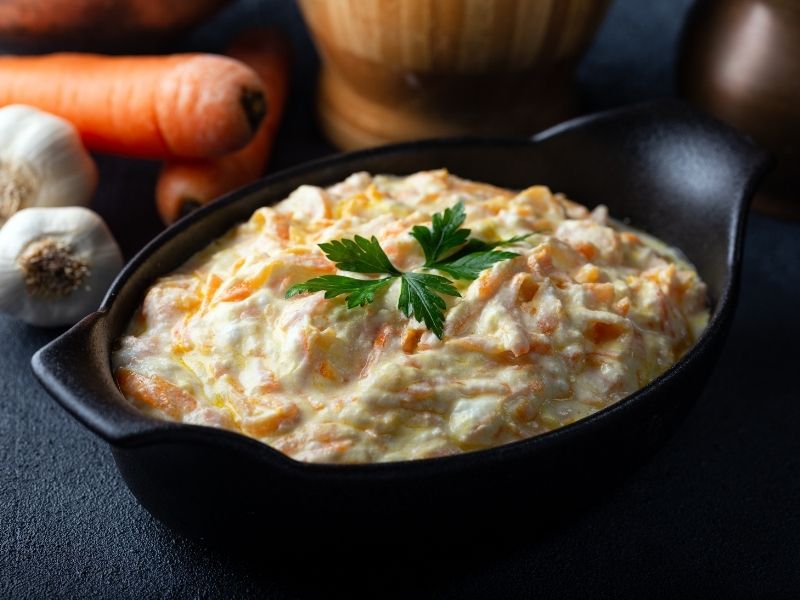 Yoğurtlu Havuç Salatası