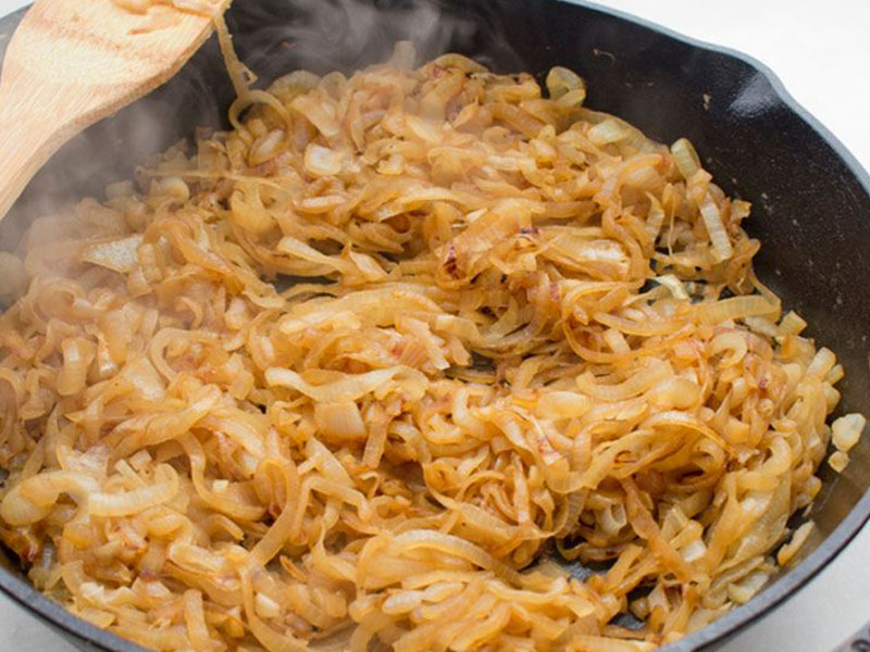 Soğanlar yavaş pişirilmeli