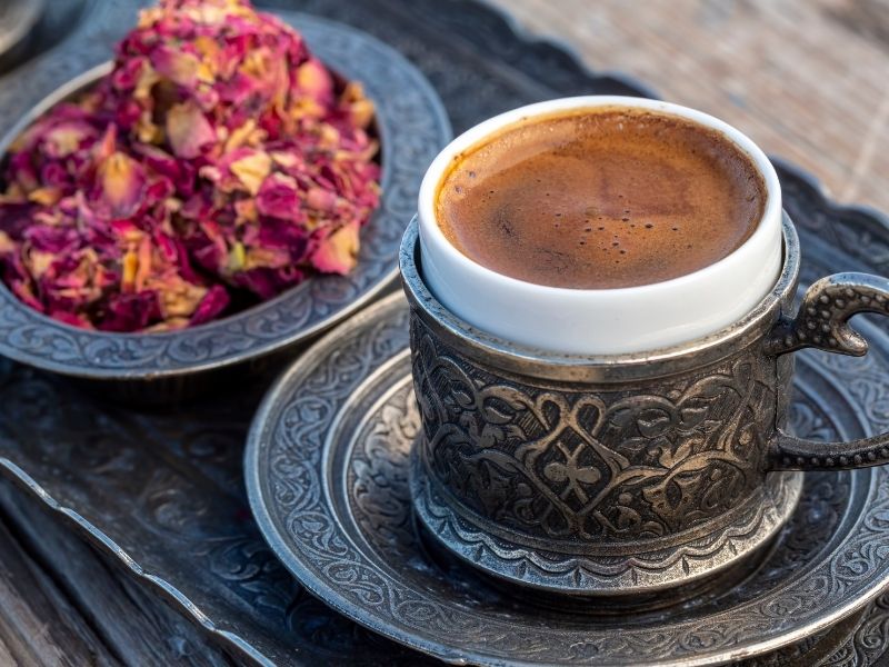 Saray Geleneği: Geçmişten Günümüze Gül Suyu Ritüeli