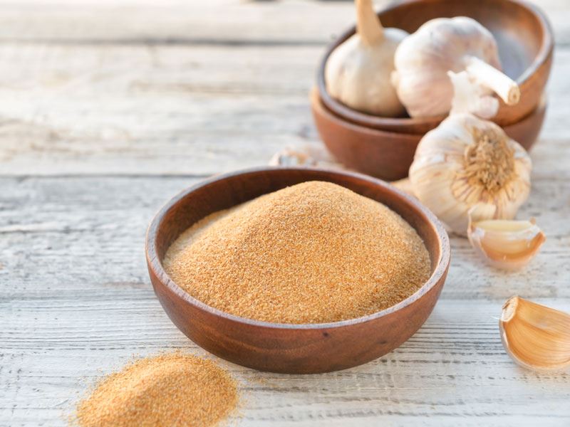 Toz, ve granül sarımsağı kaplarda saklayın