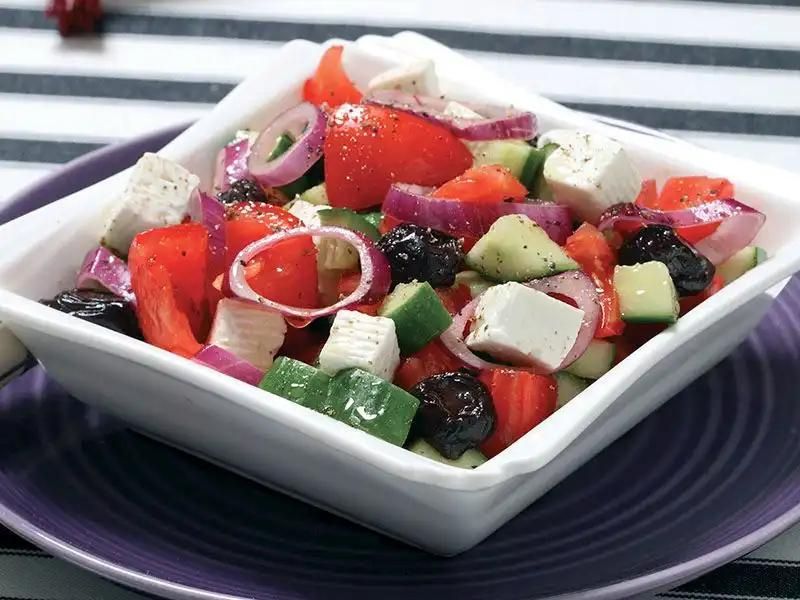 Yunan horiatiki salatası