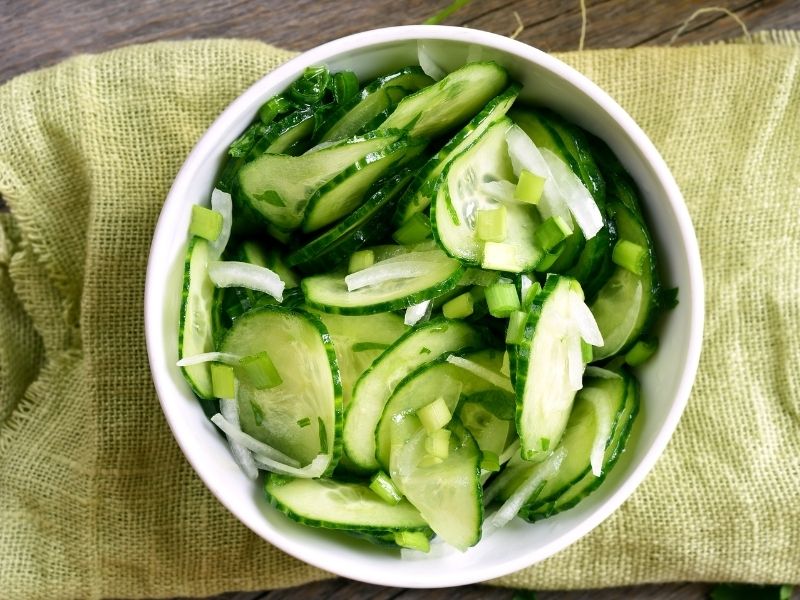 Salatada Çıtır Salatalık Sunumu