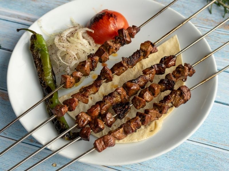 Lavaş Arasında Maydanoz Salatasıyla Birlikte Sarılmış Cartlak Kebabı