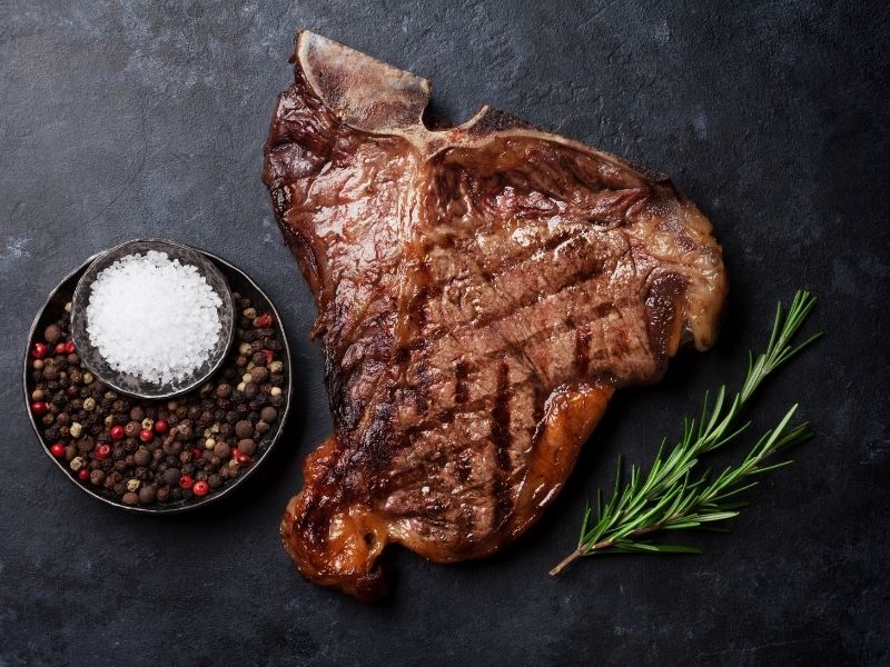 Izgara Üzerinde Üzerine Biberiye Ve Sarımsaklı Tereyağı Sürülen T-Bone