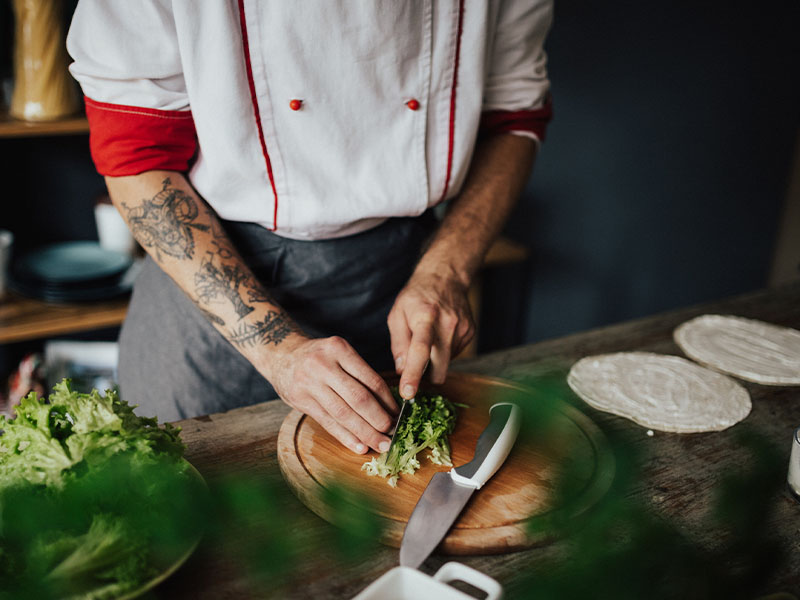 Metal bıçak marulun oksitlenmesini hızlandırır