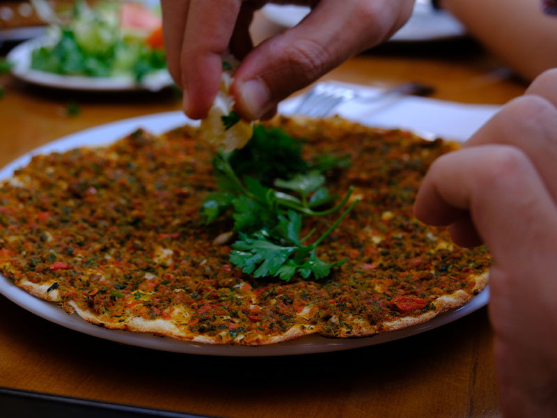 Lahmacunların Üzerine Harcı Yaymak