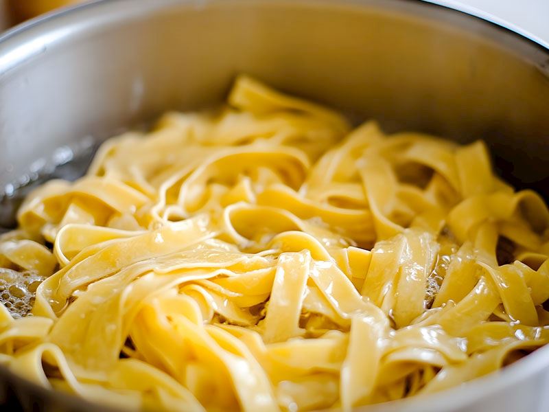 Sert buğday irmiği veya makarna (paketi açılmamışsa)