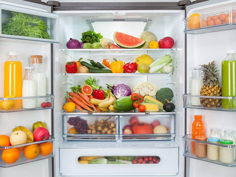 Kokuyu emen doğal malzemeler yerleştirin