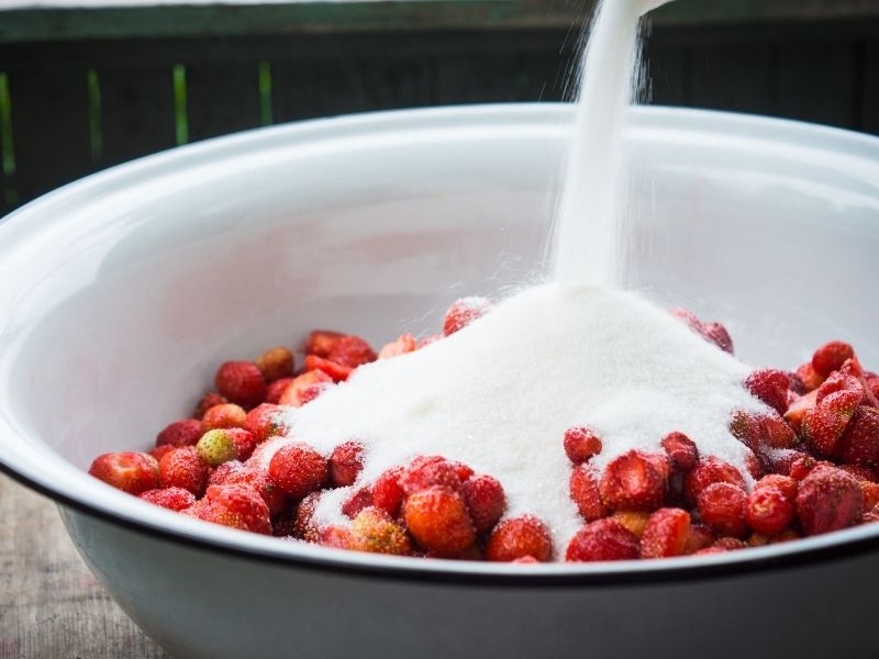 Çileklere Şeker Ve Limon Suyu Ekleyin