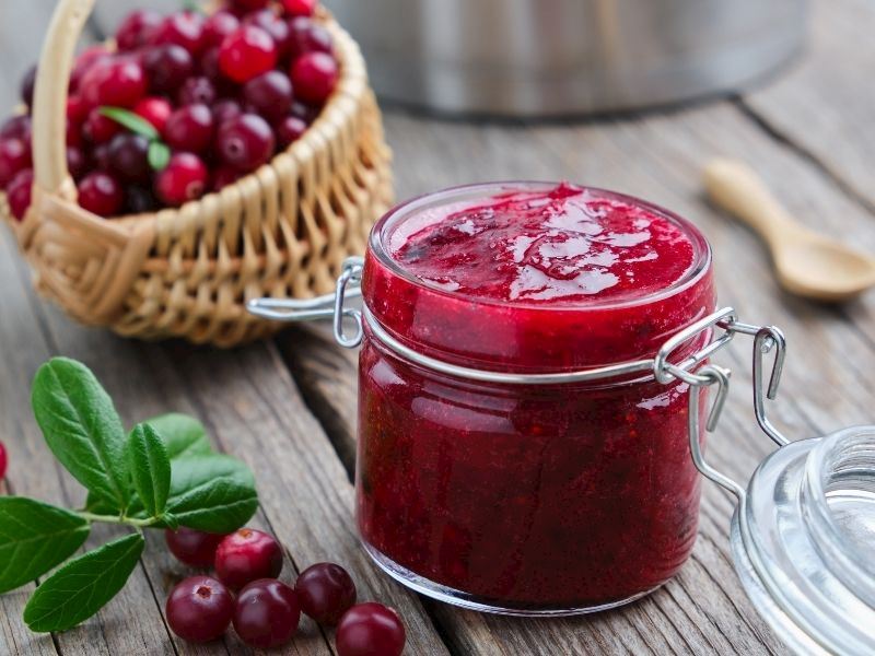 Kızılcıkları Pişirin