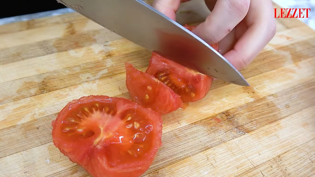 ince ince doğranan domates